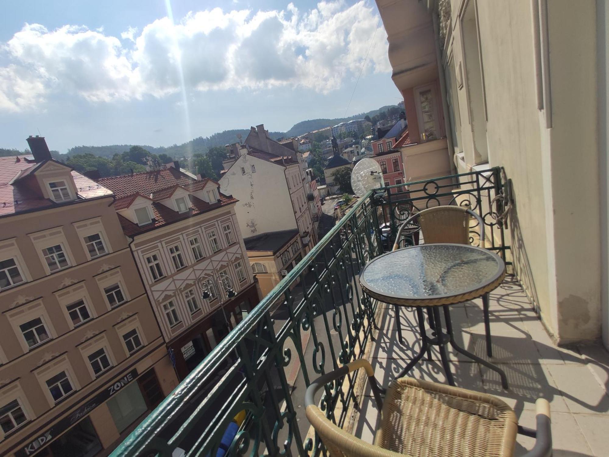 Apartman 63M2 S Balkonem V Lazenskem Centru Κάρλοβι Βάρι Εξωτερικό φωτογραφία